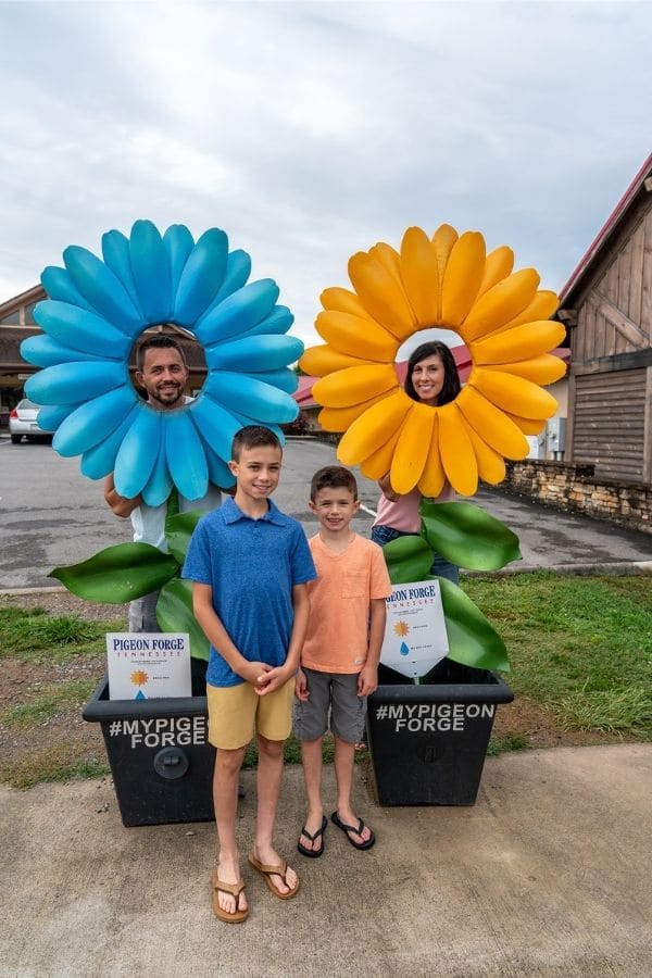 Family Photos with Spring Planters on the Parkway