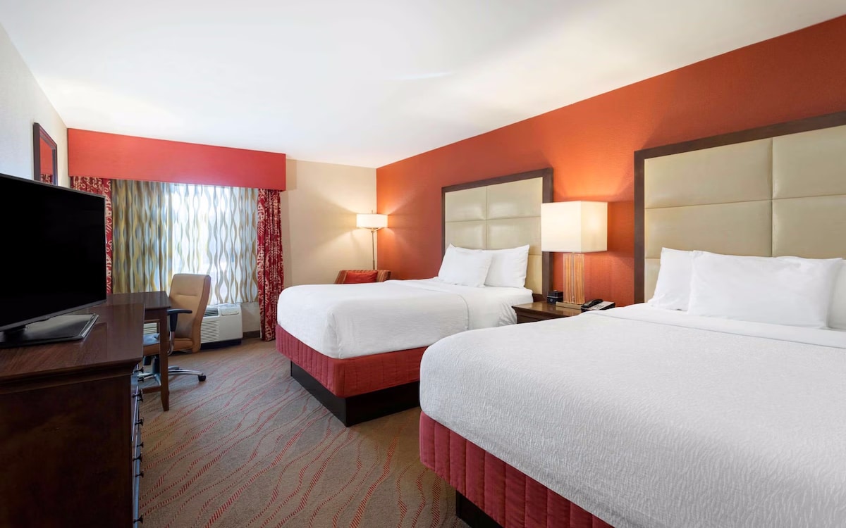 La Quinta Inn & Suites by Wyndham queen room