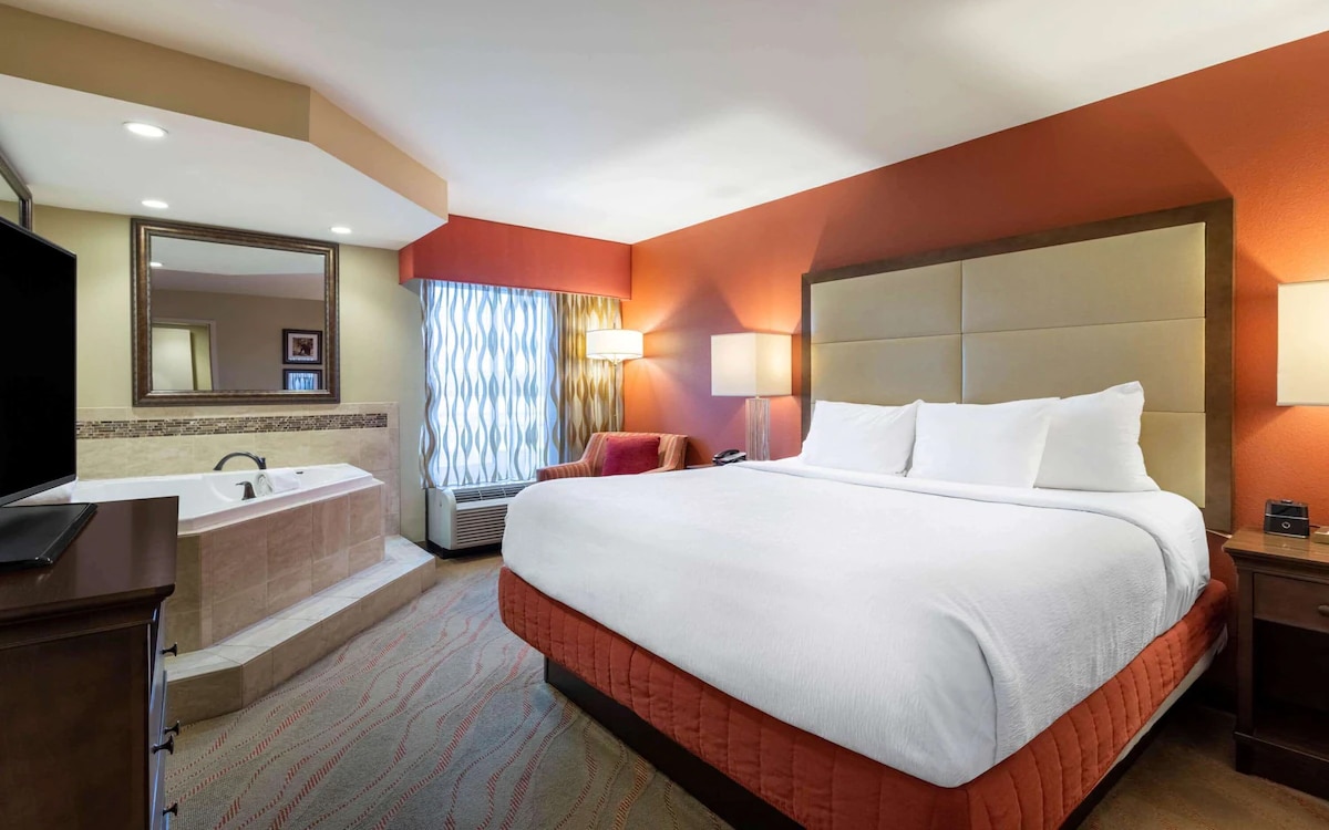 La Quinta Inn & Suites by Wyndham suite bedroom