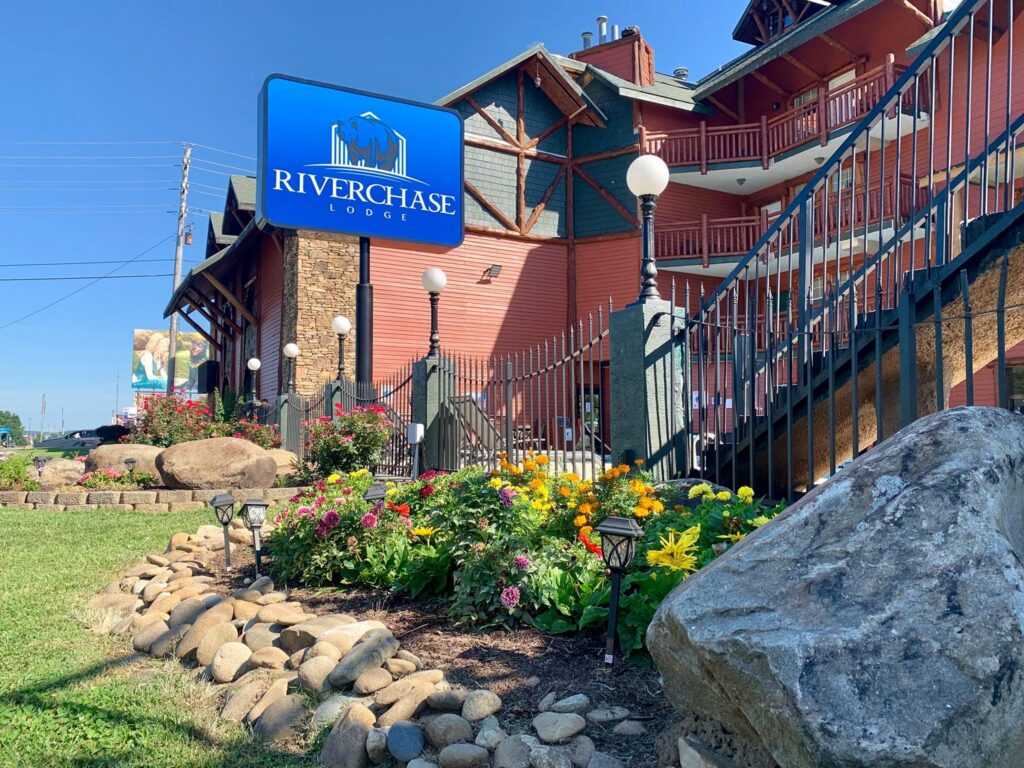 Riverchase Lodge is popular Pigeon Forge Motel with Indoor & Outdoor Water Slides