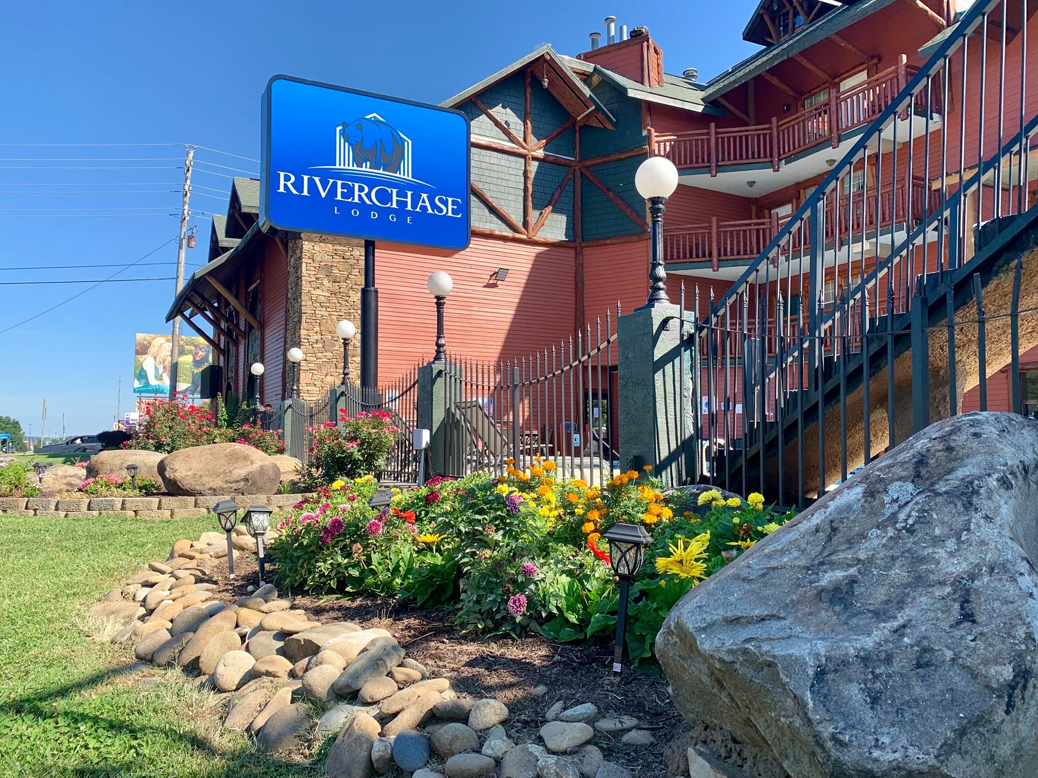 Riverchase Lodge is popular Pigeon Forge Motel with Indoor & Outdoor Water Slides