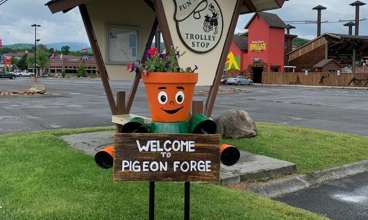 Spot the new ‘planter people’ - Things to Do in April in Pigeon Forge