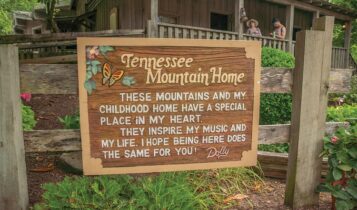 Tennessee Mountain Home sign at Dollywood in Pigeon Forge
