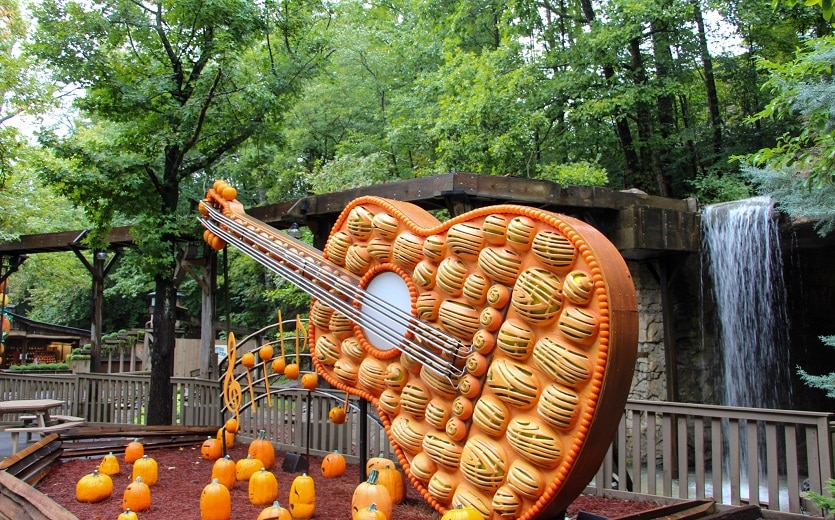 Over 800 Live Concerts at Dollywood Harvest Festival