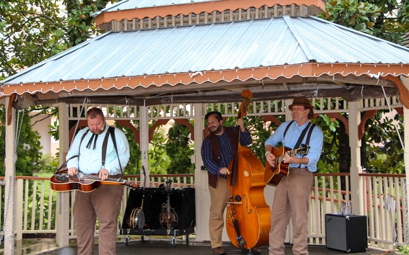 Over 800 Live Concerts at Dollywood Harvest Festival