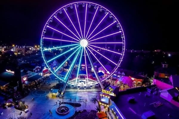 Romantic ride on Great Smoky Mountain Wheel