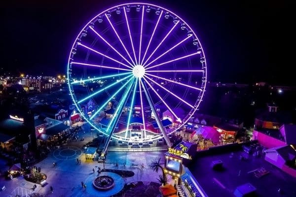 Romantic ride on Great Smoky Mountain Wheel