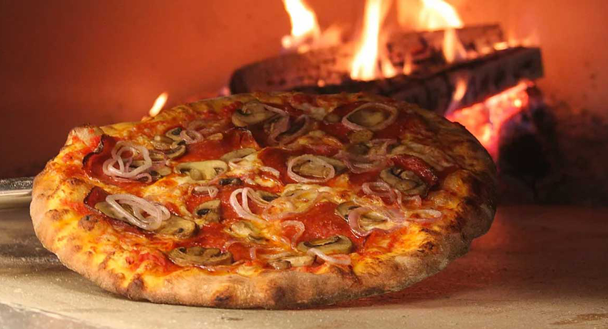 oven-fired pizza from Big Daddy’s Pizzeria in pigeon forge