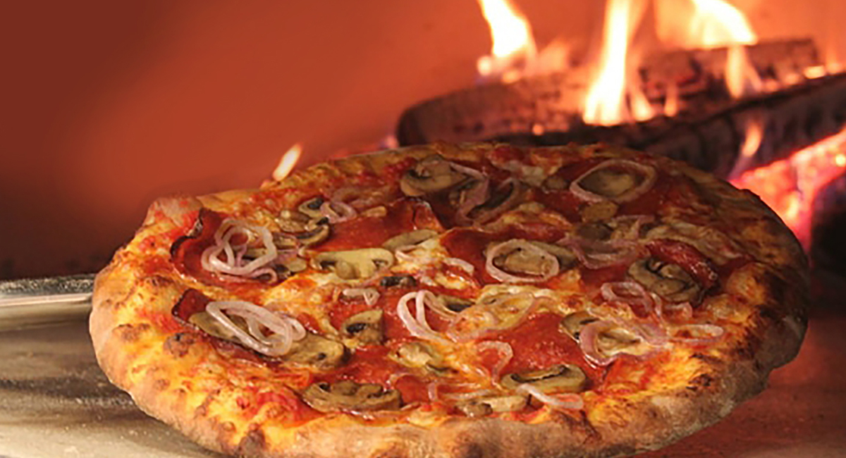 wood-fired pizza at Big Daddy’s Pizzeria in pigeon forge