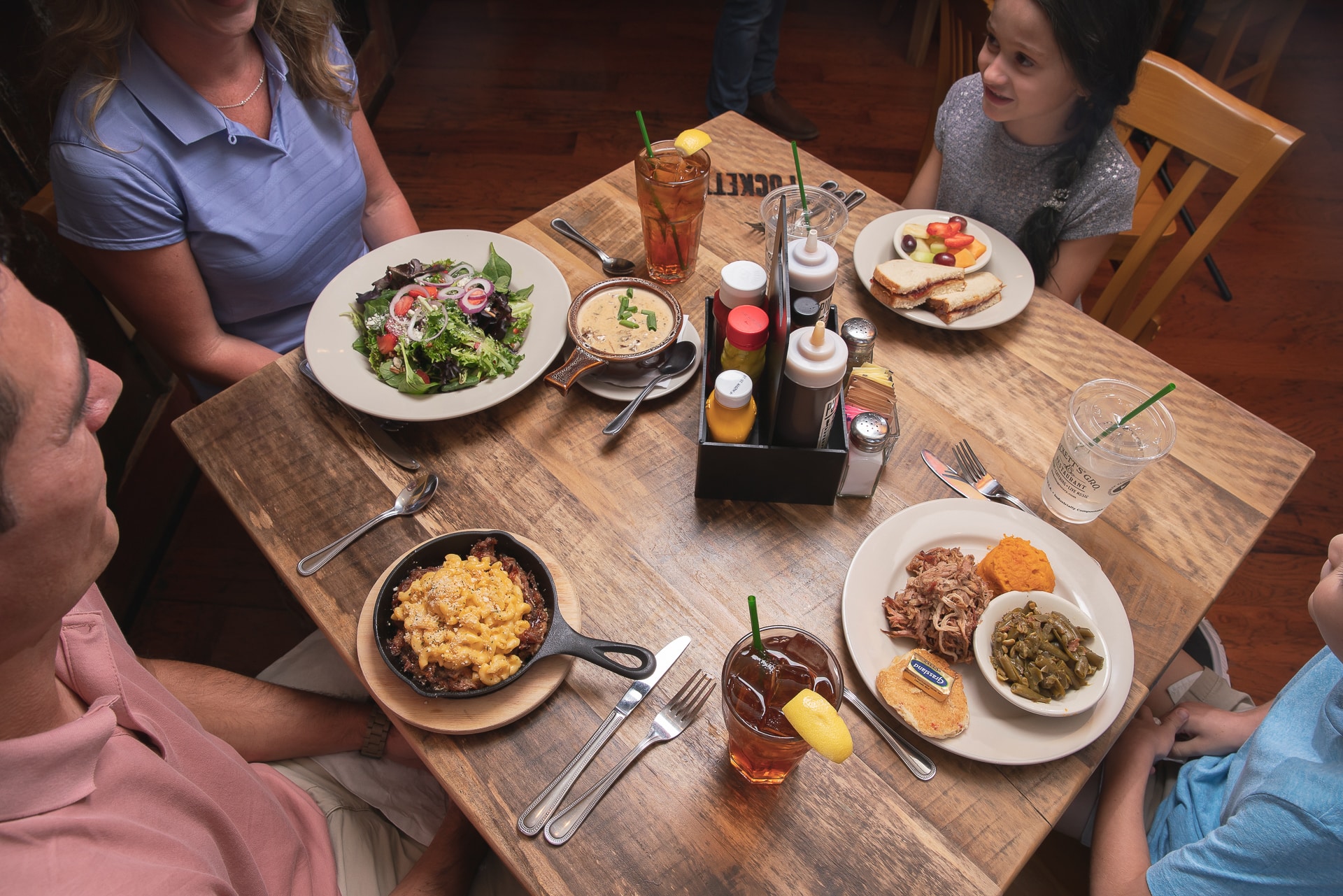 photo of visitors at Puckett’s Pigeon Forge