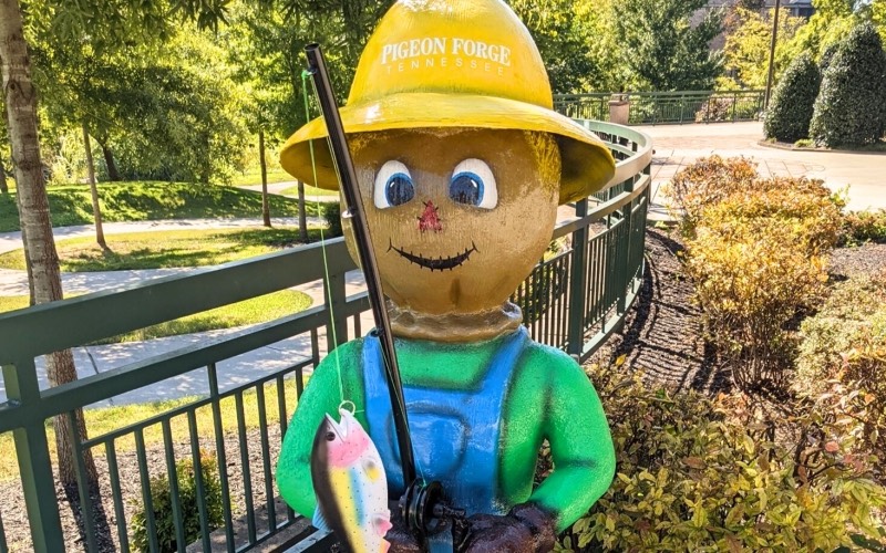 scarecrow in pigeon forge tn in fall